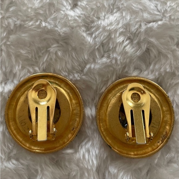 Linda Levinson Vintage Goldtone Greek Coin Clip Earrings - Picture 4 of 5